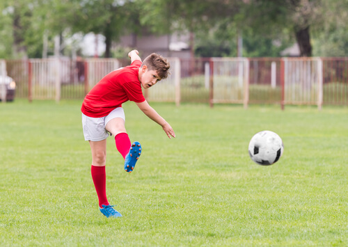 ילד מבקיע גול בזכות כדור של אדידס ילד מבקיע גול בזכות כדור של אדידס