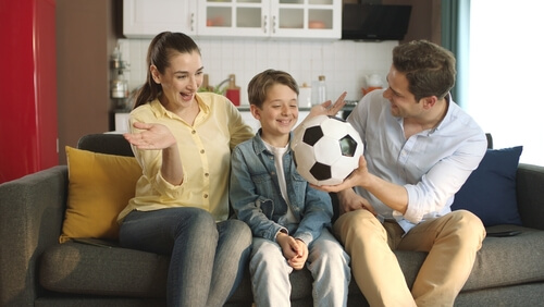 הורים מביאים לילד כדור כמתנה